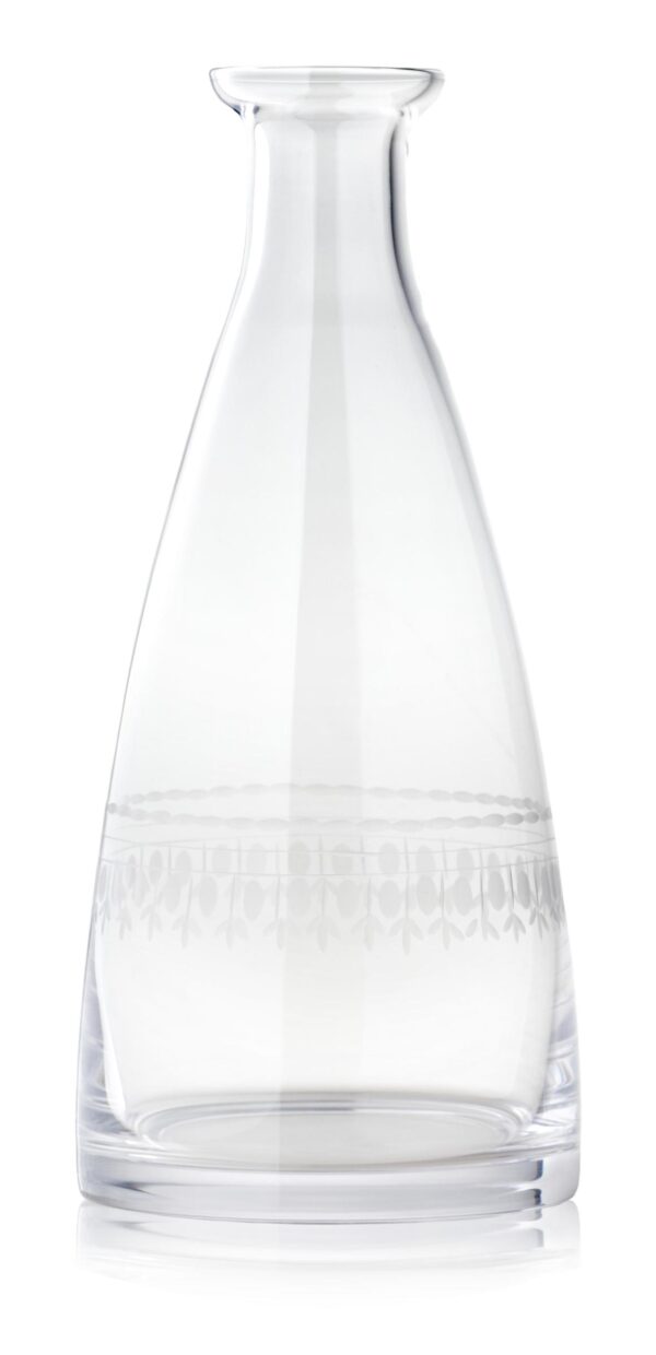 Versatile Etched Bistro Carafe – ideal for water or wine. Hand-blown and hand-decorated, crafted from lead-free crystal. Dishwasher safe for added convenience. Elevate your table with artisanal charm. 🍷✨ #EtchedBistroCarafe #LeadFreeCrystalCraftsmanship #NiebaumPennino